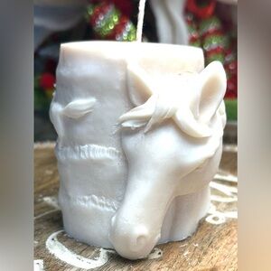 Featuring an elegant horse head and horses in motion,candle with gold hues.